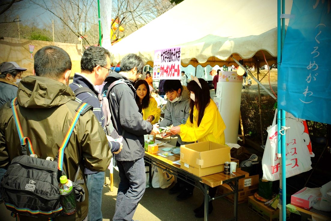 本学学生が裏方で活躍　参加者は100人超／　さくらまつり 黒目川ウォーキング