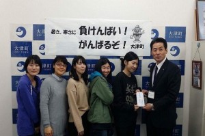 大津町を訪問し支援金を届ける／元気プロジェクト「熊本被災地支援」の学生