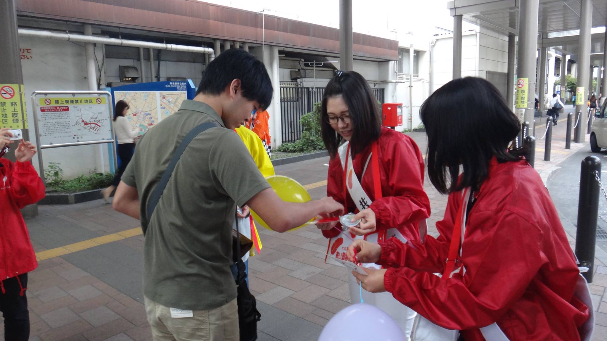 新座駅前で赤い羽根共同募金の呼びかけを実施