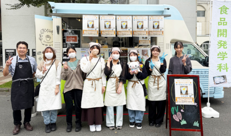 食品開発学科の学生たちが本庄第一高等学校の文化祭「桐華祭」にキッチンカーで出店しました