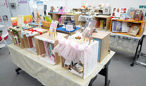 ヒトハコがたくさん！今年も図書館で『ヒトハコ図書館』を展示中です