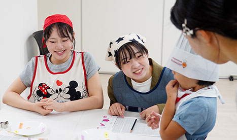 【9/23開催レポート】食物栄養学科 中岡ゼミが「おさとうマジック実験室～おさとうを変えると、どうなる？～」を開催