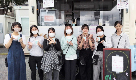 食品開発学科 梶野ゼミの学生たちが、市立川越高等学校「蒼穹祭」の中で開催された「プチ芋パーク」に出店しました